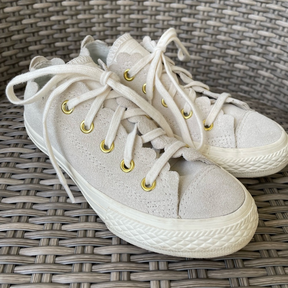 Converse girls scalloped suede size 12